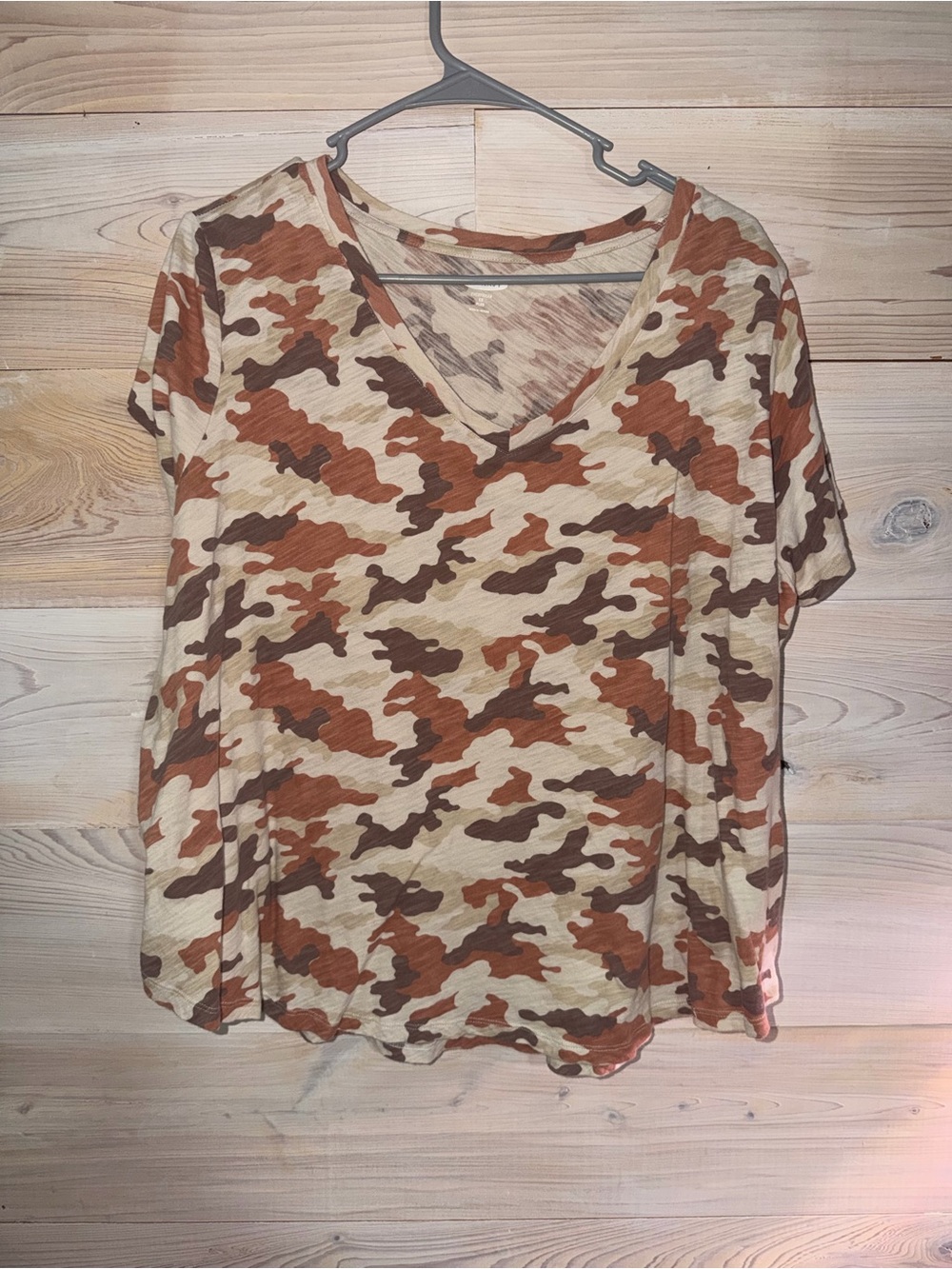 Old Navy Women's V-Neck Camo Tee - Rust, Tan, Brown